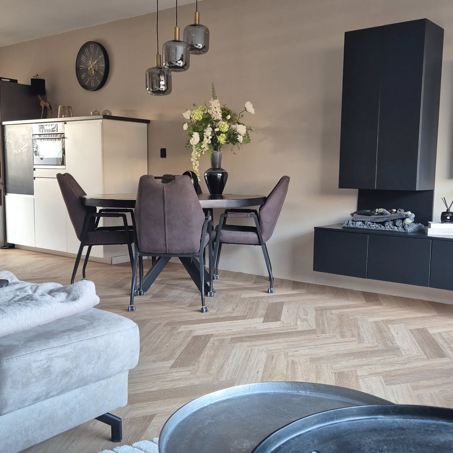 Interieur met visgraat vloer Noord-Holland